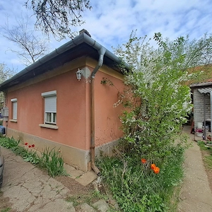 Gyömrőn, állomástól nem messze, 58 m2-es, 3 szobás családi ház 708 m2-es telekkel