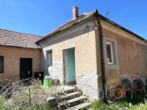 Csorna - felújítandó 2 szobás téglaház 482 m2-es telken eladó