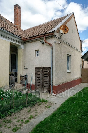 Kapuvár - Frekventált helyen lakás közös udvaron ELADÓ