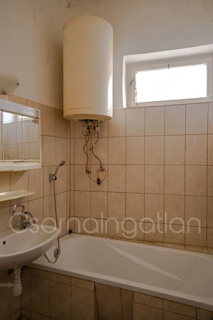 Kapuvár - Frekventált helyen lakás közös udvaron ELADÓ - kép 8