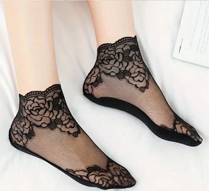 Fekete csipkés női bokazokni