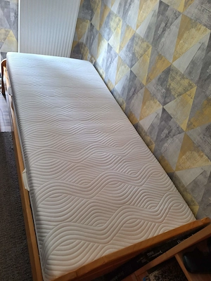 Fenyő ágykeret 200x90 cm