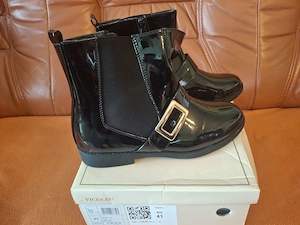 Csatos, fekete női bokacsizma csökkentett áron eladó - 40