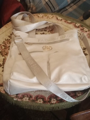 Fashion bags női  krém  szinű válltáska táska eladó 3000ft óbuda  személyes átvétel óbudán lakcimeme