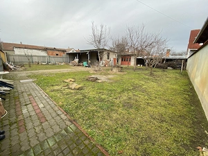 Kiskunhalas belvárosban építési telek, szerkezetkész épülettel!