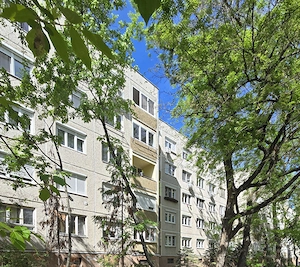 Zugló zöldövezetében, családias, csendes, erkélyes lakás eladó!