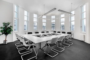 Teljes körű szolgáltatásokkal rendelkező, egylégterű irodák Önnek és csapatának Regus Centerpoint