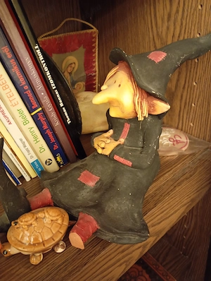 002 ülő boszorkány kerámia figura  22000ft óbuda személyesen óbudán posta kizárolag előre fizetés ut - kép 3