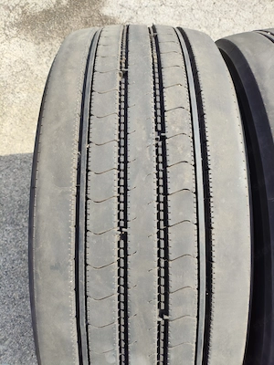 295 60 R22.5 használt kormányzott teherautó gumiabroncs Bridgestone 295 60 R22.5 - kép 3