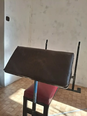 Fekvenyomó pad Scott-paddal - kép 3