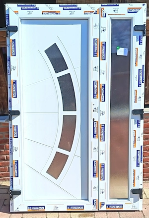 Új 135 x 205 műanyag bejárati ajtók