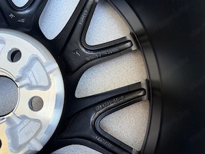 Tesla Model 3 Photon 18 gyári kerék Pirelli Sottozero 3 235 45R18 1344221-00-B - kép 9
