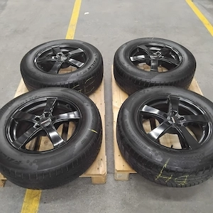 5x108 lyukosztású 17"  Dezent alufelni, rajta 235 65  Falken téli gumi 