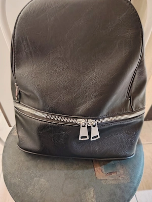 Női fekete műbőr hátizsák eladó  - kép 8