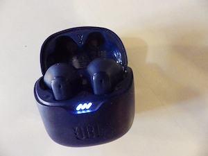 JBL Bluetooth Headset fülhallgató  Siófok  Hibás! Egyik oldala nem veszi a töltést és ezért nem műkö - kép 3