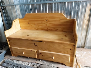 Fenyő konyhai pad felnyitható ülő rész 2 fiók  sz;112 hátlap;75 mély;45 cm használt kép szerinti áll