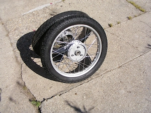 Simson alumínium 16"X2,75 kerék újrafűzve eladó.