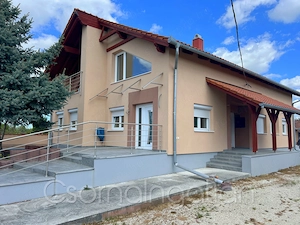 Kóny - 2 lakrészes családi ház üzlethelyiséggel eladó