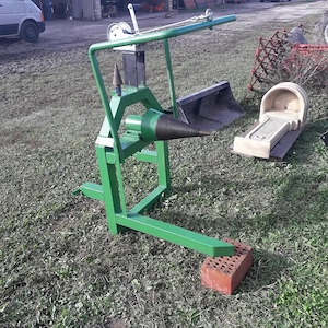 Fahasító  FIGYELEM !   nagy   kúpos  vadonatúj pótheggyel eladó