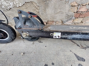Egyben is eladó a képen látható 2 db elektromos roller teszteletlenek ahogy a képen látod nem tudok  - kép 3