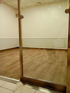 Pólus Center üzletházban felújított üzlethelyiség kiadó - kép 2