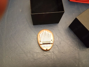 mini kalimba, fa hangszer, amely 8 fém billentyűvel rendelkezik 5000ft óbuda személyes átvétel óbudá