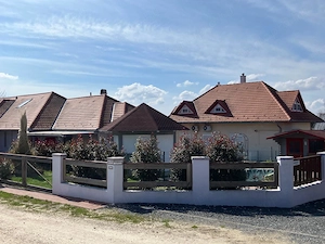 Cserszegtomajon 238 m2-es ikerház egyik 119 m2-es része eladó 