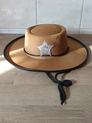 Barna cowboy kalap sheriff csillaggal eladó, gyerek méretű. ÚJ!