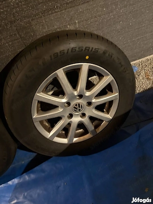 Volkswagen 15 colos felni garnitúra nagyon jó állapotú gumikkal 195 65R15 Falken gumik 2024-es ET 43 - kép 4