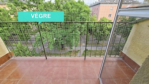 Nagyzuglóban, ősfás parkra néző, csendes, világos, lakás eladó!