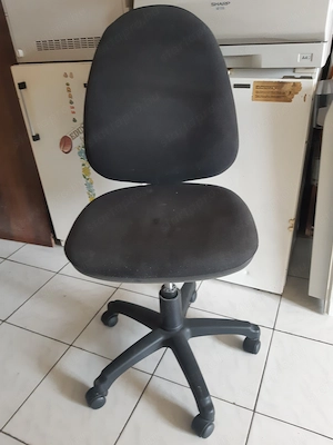 Forgószék légrugós, görgős fekete kárpittal