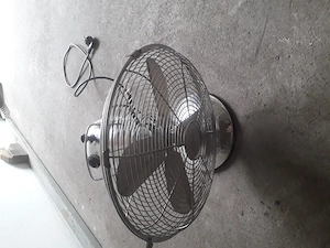 Asztali ventilátor 2 Db kiváló állapotban eladó. Az egyik ezüst a másik fekete színű. Győrből elvihe - kép 2