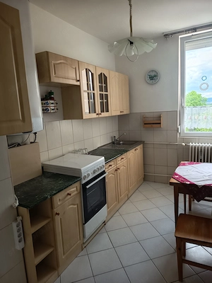 Eladó 56 m2-es, felújított téglalakás Veszprém belvárosában.