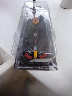 Red bull modell autó 