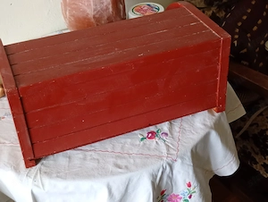  hagyományos stílusú, pirosra festett fa kenyértartó doboz gördülő tetővel 8000ft óbuda 36 50 104 82 - kép 3