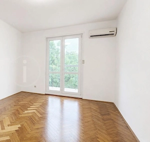 Nagyzuglóban, ősfás parkra néző, csendes, világos, lakás eladó!