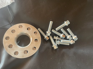 AUDI 5x112 10mm nyomtáv 2 darab új 66,6 os agymérettel csavarral együtt
