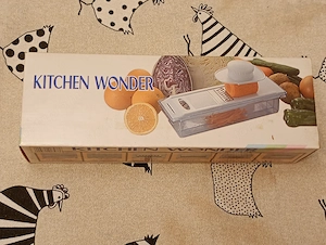 Kitchen Wonder (vagy Mini Wonder) többfunkciós kézi zöldségszeletelő és reszelő készlet látható, ame