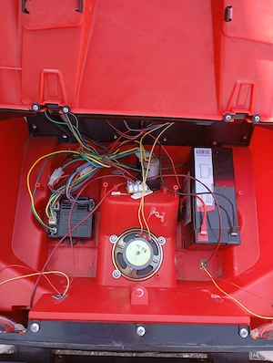 Eladó:  2 személyes elektromos kisautó   Jeep   ÚJ AKKUMULÁTOR + TÁVIRÁNYÍTÓ + Töltő  - kép 5