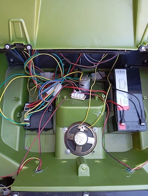 Eladó:  2 személyes elektromos kisautó   Jeep   ÚJ AKKUMULÁTOR + TÁVIRÁNYÍTÓ + Töltő  - kép 8