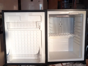 PMB40 40L-es minibár működő 43x43x57cm magas termoelektromos