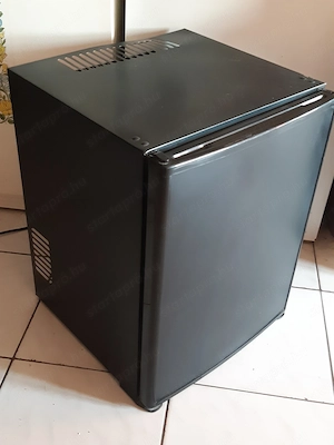 PMB40 40L-es minibár működő 43x43x57cm magas termoelektromos - kép 2