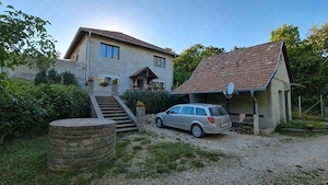 A természet ölelésében   bővíthető családi ház Szentendrén, a Dömör-kapu közelében