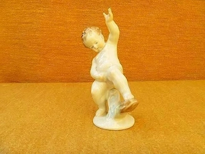 Puttó - Herendi porcelán - Pisilő fiú figura. - kép 2