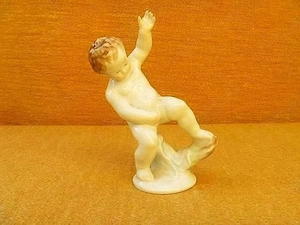 Puttó - Herendi porcelán - Pisilő fiú figura.
