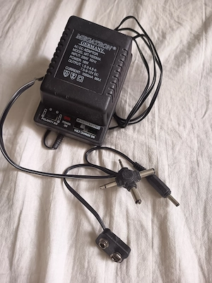 Univerzális hálózati tápegység 220V 3-12V, max. 1000mA - kép 7