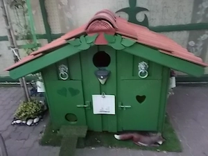Két Funkciós Kutyaház Eladó ,Szép Állapotban.