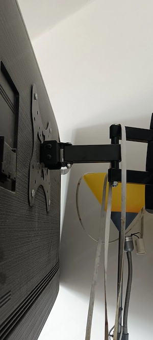 Eladó 139 cm-es Samsung tv falikonzollal együtt - kép 2