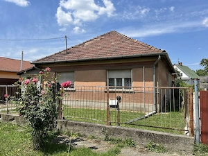 Szigethalmon hév megállótól 10 perc sétára 86 nm felújítandó nappali+ 3 szobás családiház