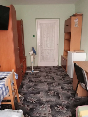 Csendes Főbérlős lakásban elsős diáklányhoz hétvégén hazajáró ugyan csak elsős Magyar lányt szobatár - kép 2